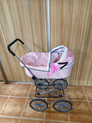 Cochecito de juguete rosa