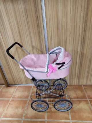 Cochecito de juguete rosa