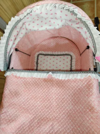 Cochecito de juguete rosa
