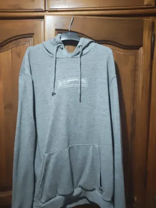 Sudadera Gris con Capucha y Bolsillo