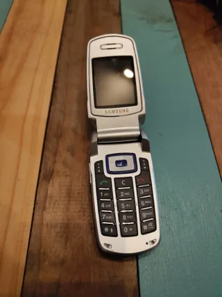 Teléfono Samsung SGH-E700 Plata/Azul Marino