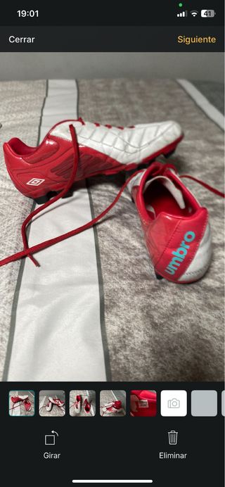 Botas de fútbol Umbro rojas y blancas