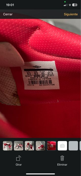 Botas de fútbol Umbro rojas y blancas