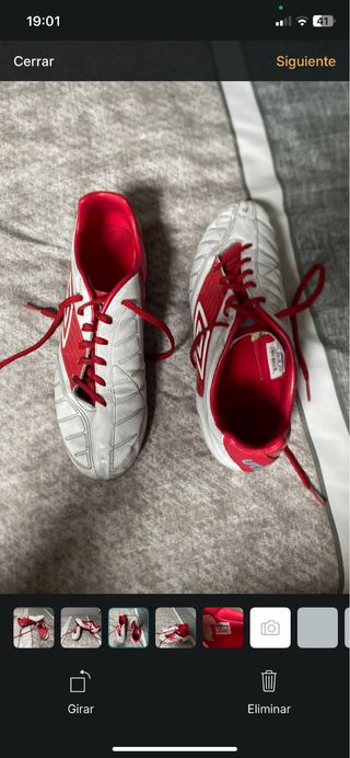 Botas de fútbol Umbro rojas y blancas