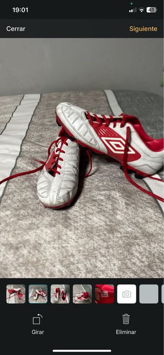 Botas de fútbol Umbro rojas y blancas