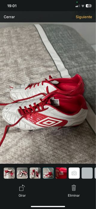 Botas de fútbol Umbro rojas y blancas
