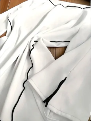 Blusa Túnica Blanca con Ribete Negro