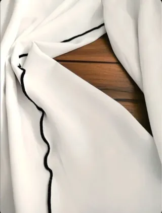 Blusa Túnica Blanca con Ribete Negro