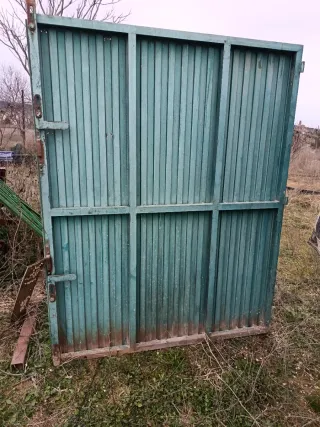 Puerta metálica verde