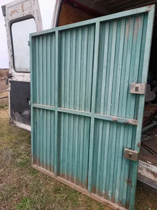 Puerta metálica verde