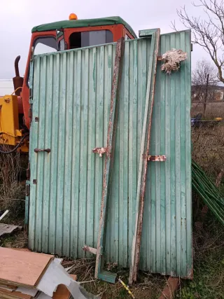 Puerta metálica verde