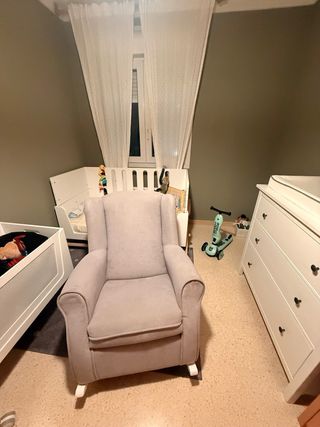 Mecedora de lactancia gris