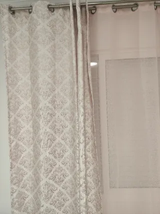 Cortinas rosita y blanca con barra y visillo rosa