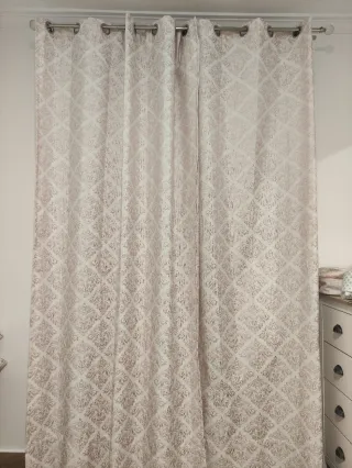 Cortinas rosita y blanca con barra y visillo rosa