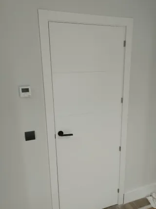 Carpintero montaje de puertas