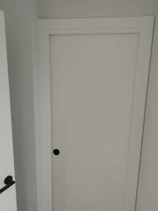 Carpintero montaje de puertas