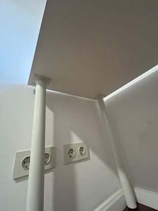 Escritorio blanco con 2 cajones y 1 puerta