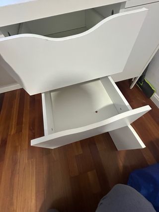 Escritorio blanco con 2 cajones y 1 puerta