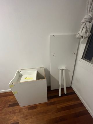 Escritorio blanco con 2 cajones y 1 puerta