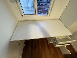 Escritorio blanco con 2 cajones y 1 puerta
