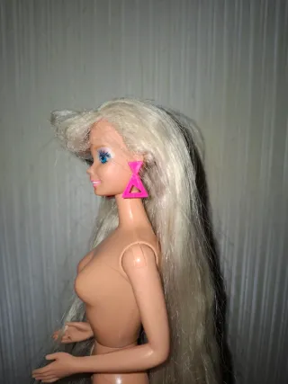 Barbie con capelli lunghi e orecchini