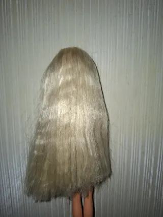 Barbie con capelli lunghi e orecchini