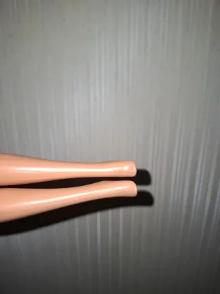 Barbie con capelli lunghi e orecchini