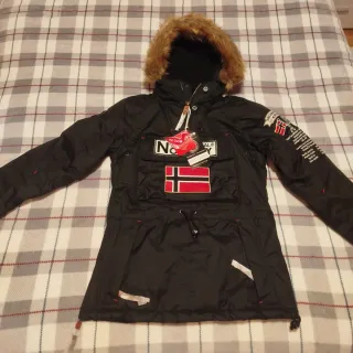Parka Norway Negra con Capucha