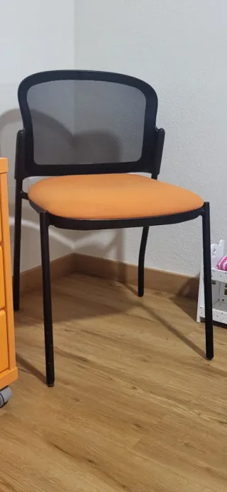 Silla de oficina naranja y negra
