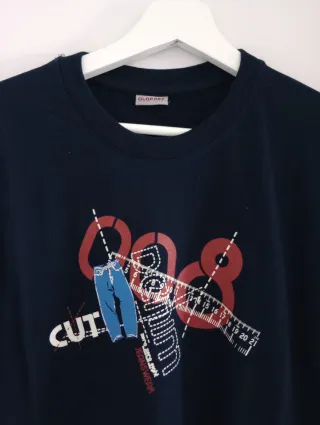 Camiseta azul marino vintage con estampado gráfico