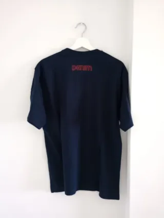 Camiseta azul marino vintage con estampado gráfico