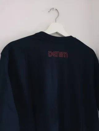 Camiseta azul marino vintage con estampado gráfico