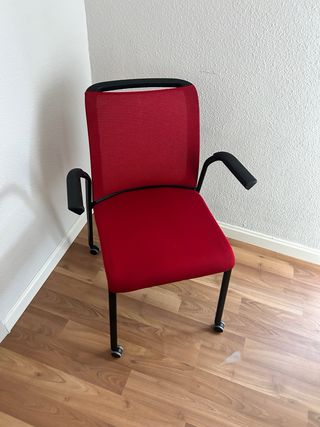 Silla Steelcase apilable con brazos y ruedas. 5un
