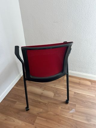 Silla Steelcase apilable con brazos y ruedas. 5un