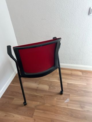 Silla Steelcase apilable con brazos y ruedas. 5un