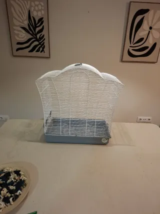 Jaula para pájaros blanca y gris