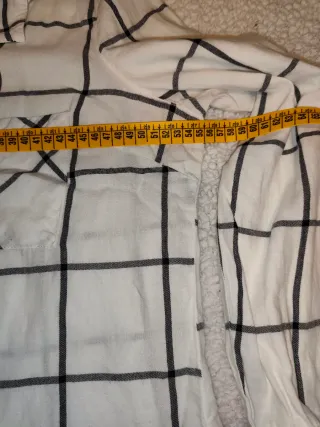 Camisa cuadros blanca y negra minimalista