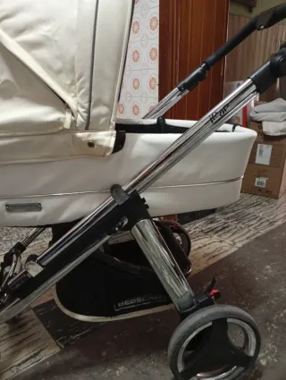 Carrito de bebé blanco