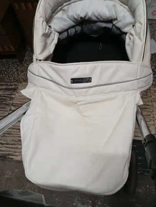 Carrito de bebé blanco