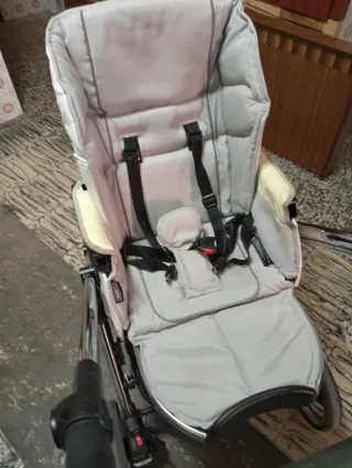 Carrito de bebé blanco