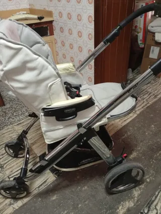 Carrito de bebé blanco