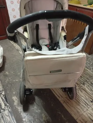 Carrito de bebé blanco