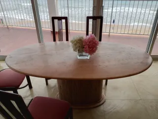 Mesa de comedor ovalada de mármol