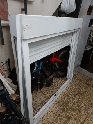 Ventana aluminio con persiana y cristal