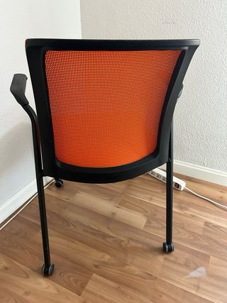 Silla Steelcase naranja y negra. 5un