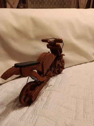Moto de madera hecha a mano