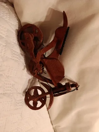 Moto de madera hecha a mano