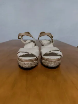 Sandalias cuña beige