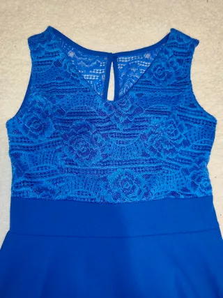 Vestido azul eléctrico con encaje floral