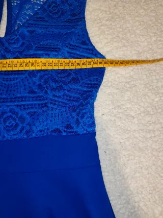 Vestido azul eléctrico con encaje floral